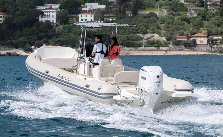 Il test del Capelli Tempest 900 e Yamaha 350 V6: cosa cambia rispetto al V8 XTO 400